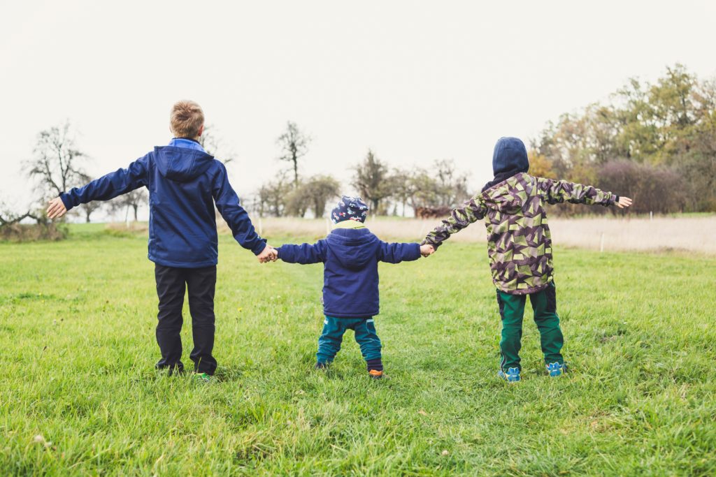 Photos d'enfants se donnant la main 